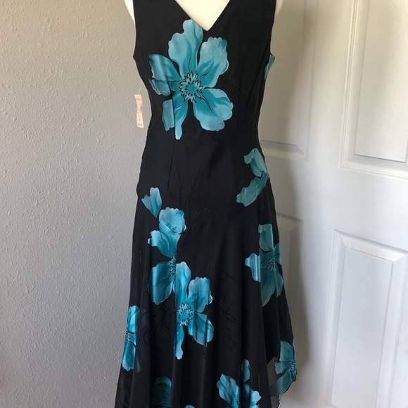 NWT Collection Dressbarn Size 6 - very flattering! - Picture 2 of 4